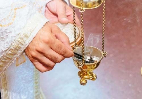 Una persona sostiene una vela en su mano.