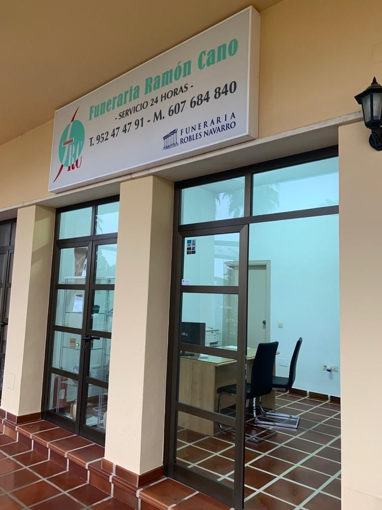 Un edificio con un cartel que dice Ramón Cano.