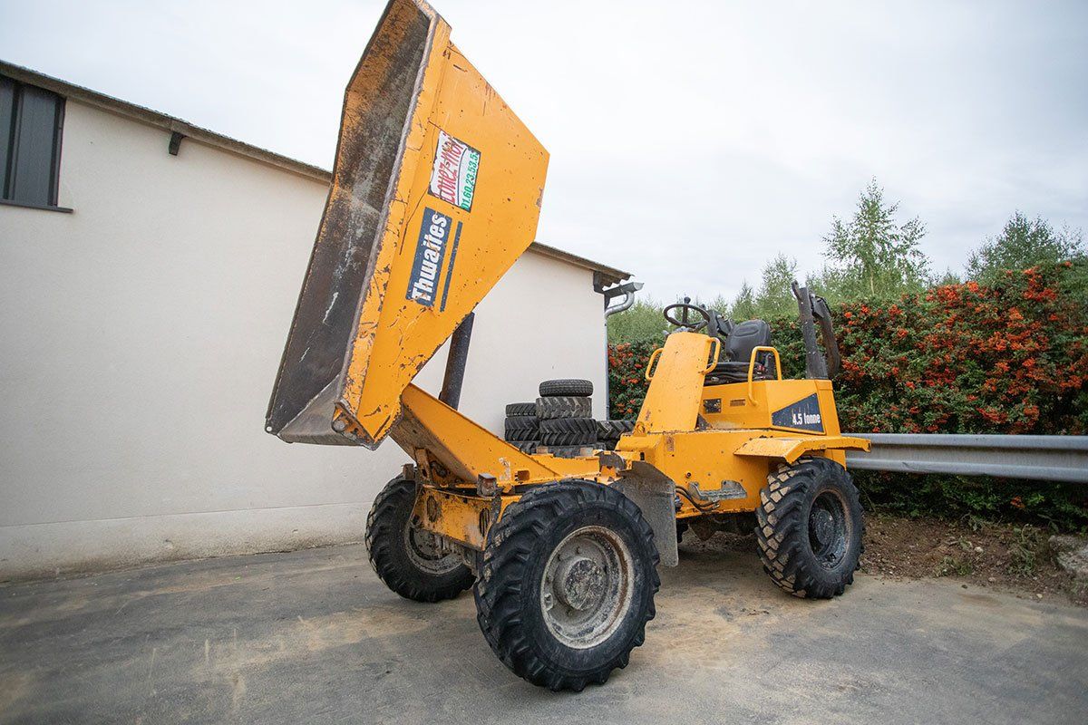 Focus sur un dumper Twailes avec la benne relevée