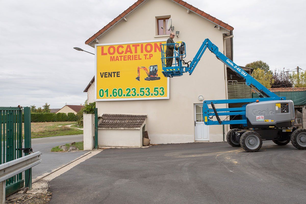 Un homme sur une nacelle bleue