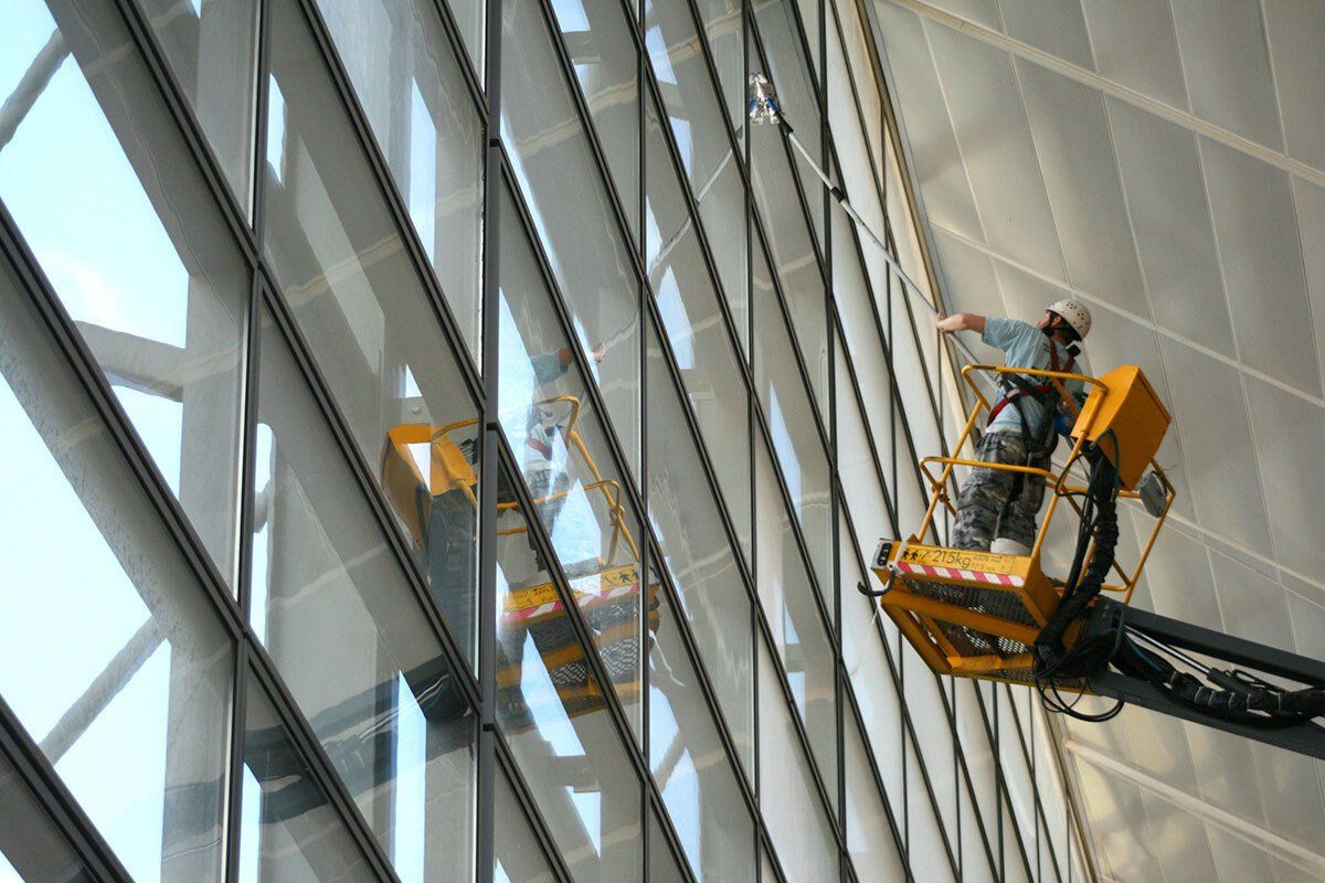 Laveur de vitres qui utilise une nacelle