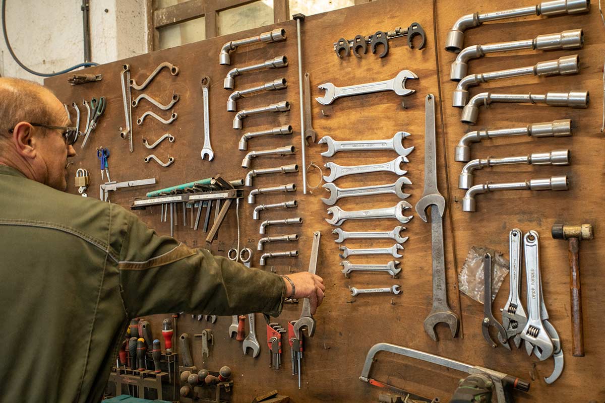 Un ouvrier de BTP Distribution prend des outils dans son atelier