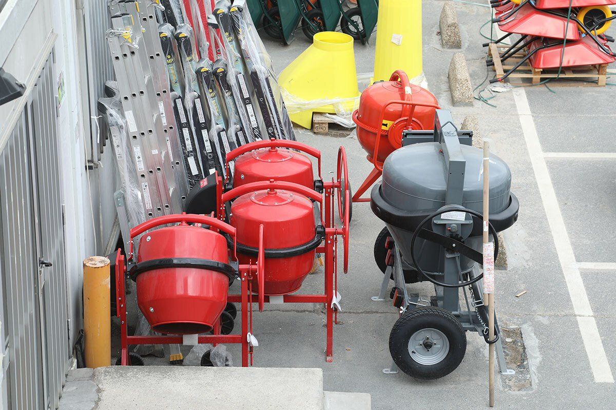 Plusieurs bétonnières sur un chantier de couleurs différentes
