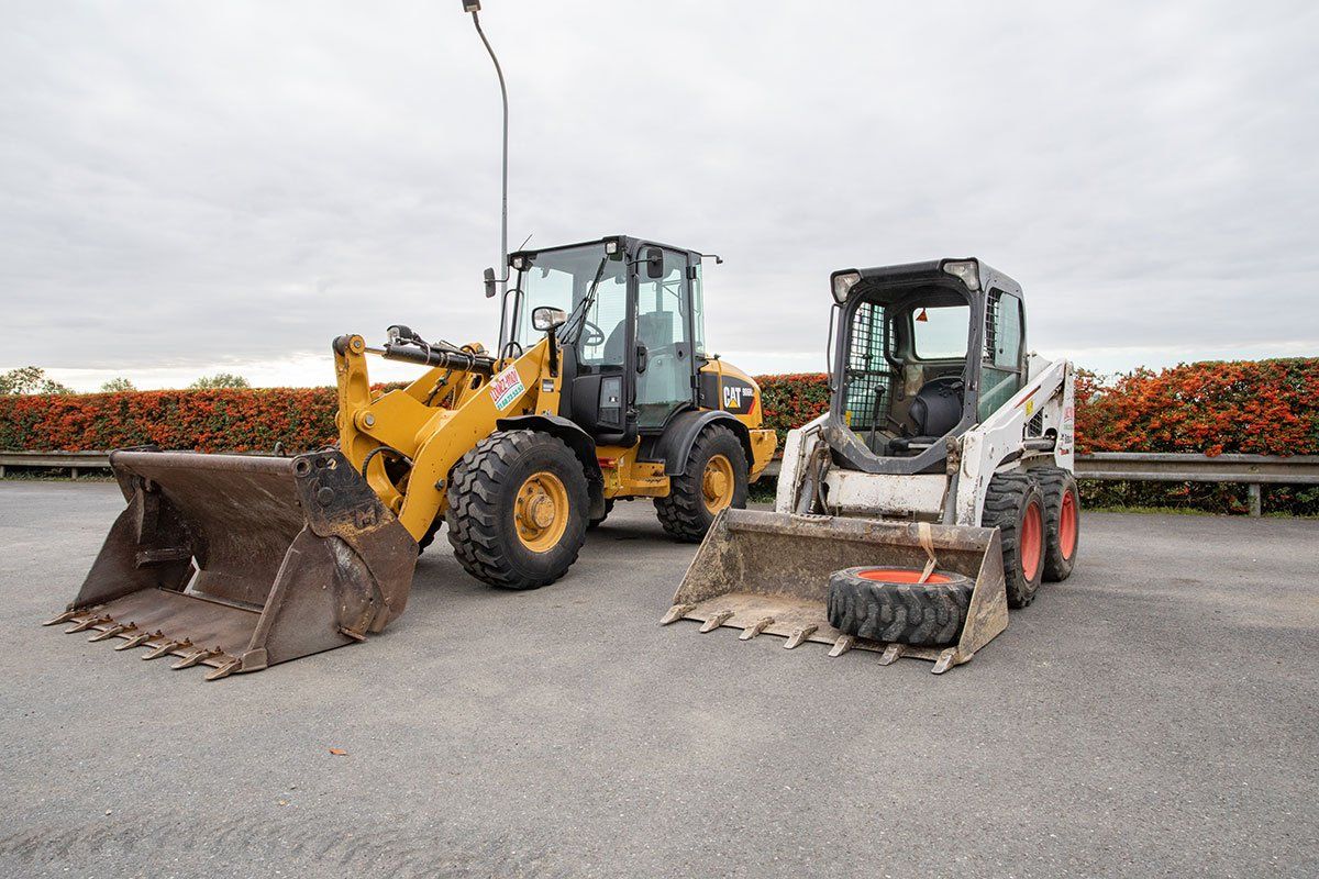 Un petit bulldozer et une minipelle proposés à la location