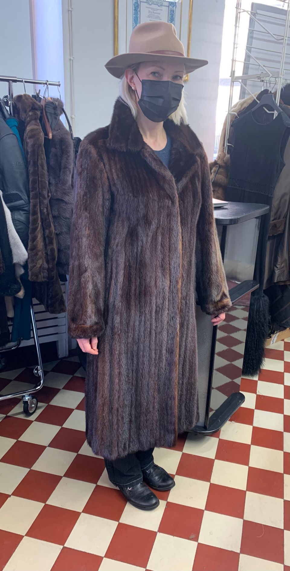 Asiakas muodistetussa minkkiturkissaan Anopilta miniälle. Uusi malli ja kaulus. Refur New design