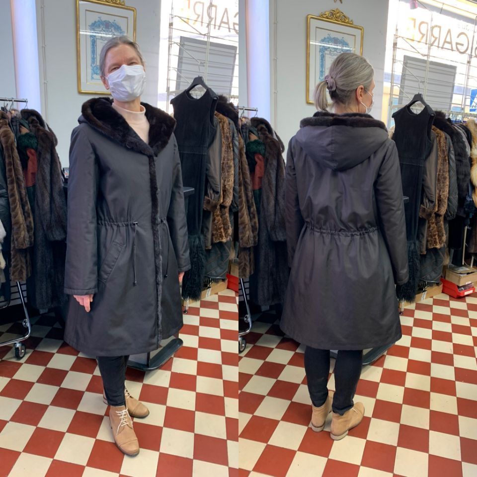 Asiakas muodistetussa minkkiturkissaan Turkis käännetty sisäänpäin ja uusi silkkikangas päällisenä Turkissa uusi malli ja muoto Refur New design