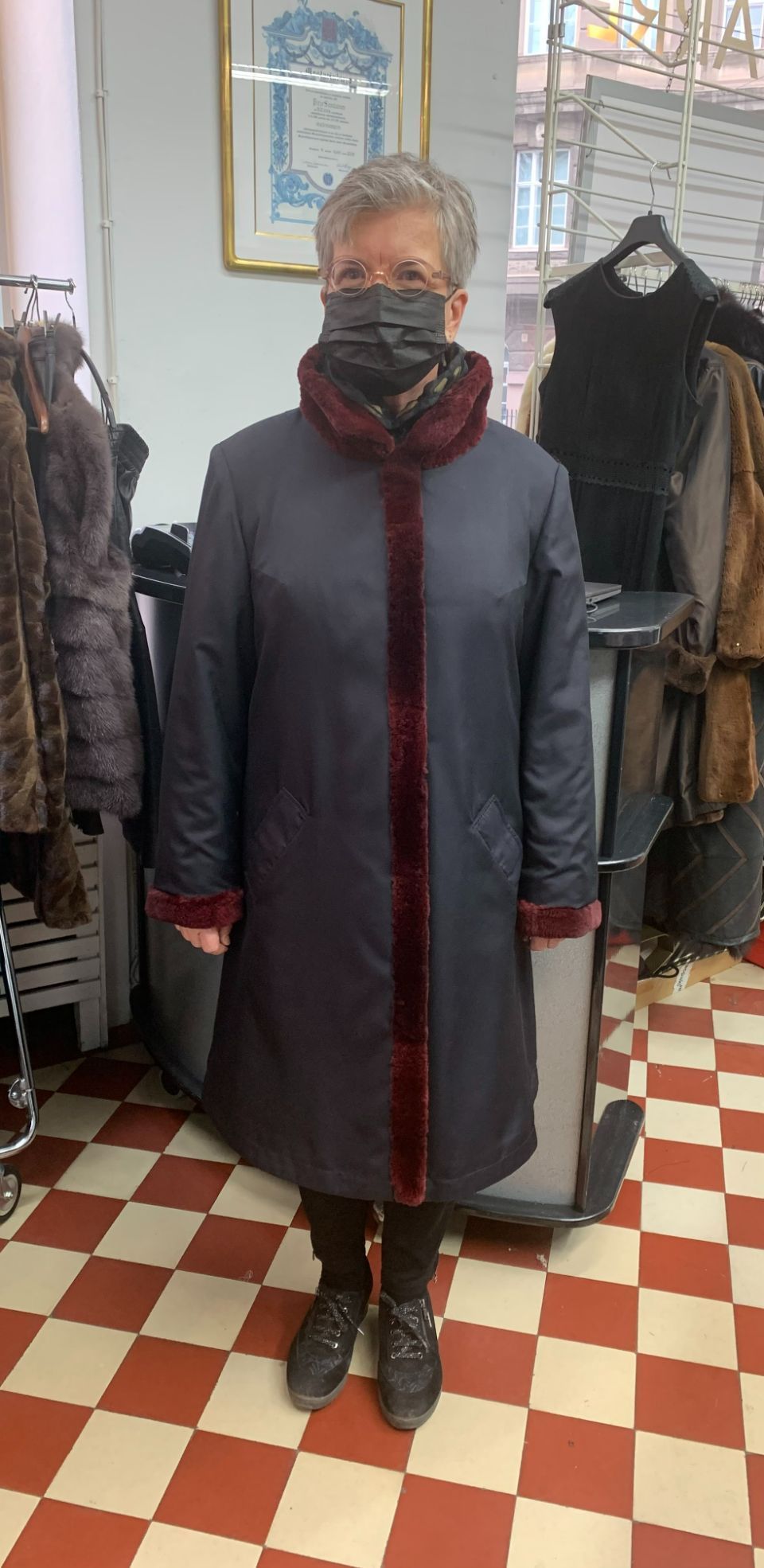 Asiakas muodistetussa leikatussa piisamiturkissaan. Turkis käännetty sisäänpäin ja päällä vettähylkivä silkkikangas. Malli uudistettu asiakkaalle sopivaksi. Refur New Design