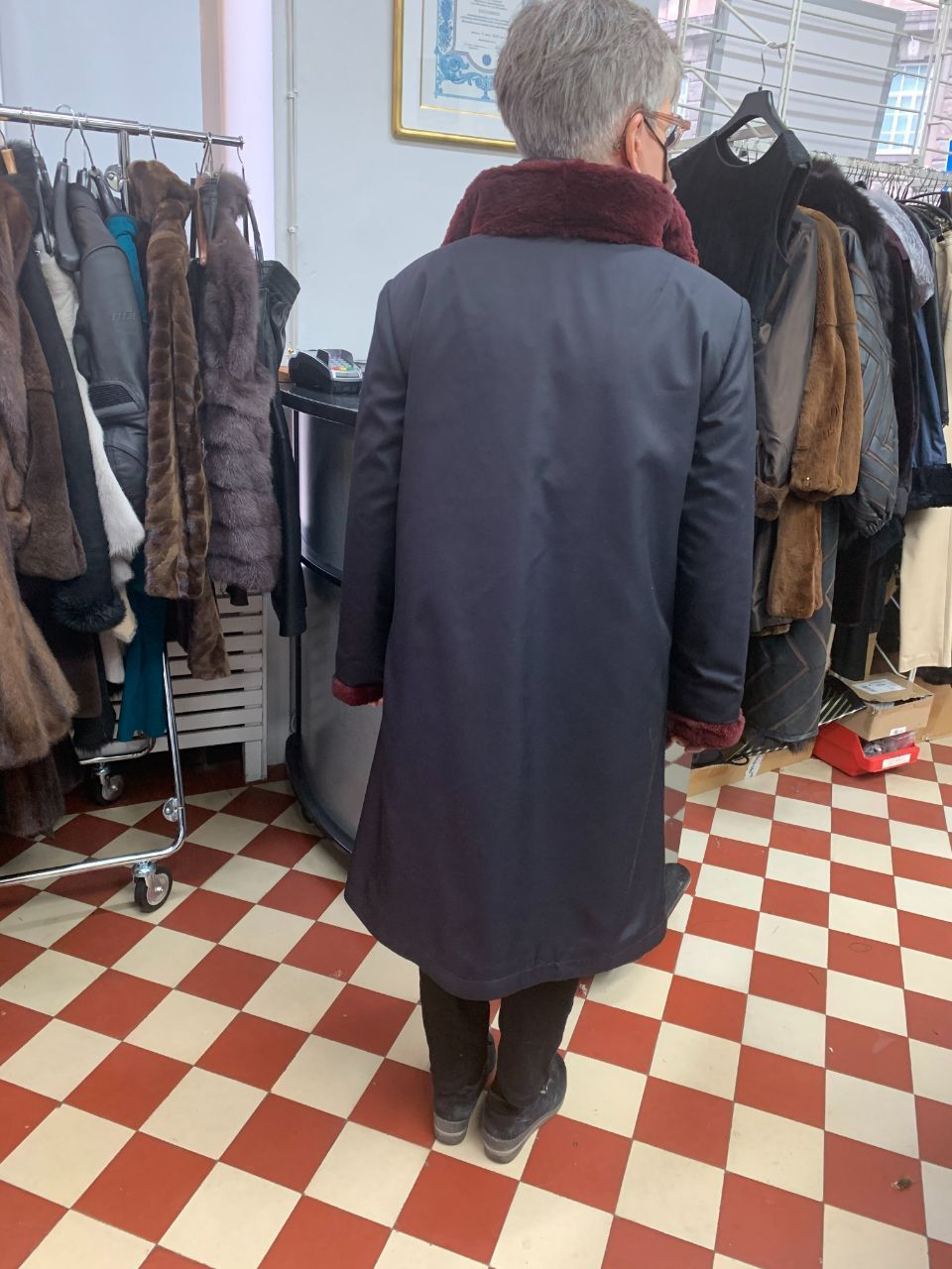 Asiakas muodistetussa leikatussa piisamiturkissaan. Turkis käännetty sisäänpäin ja päällä vettähylkivä silkkikangas. Malli uudistettu asiakkaalle sopivaksi. Refur New Design