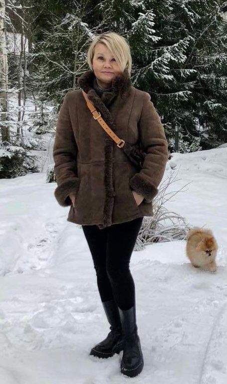 Asiakas muodistetussa lammasturkissaan