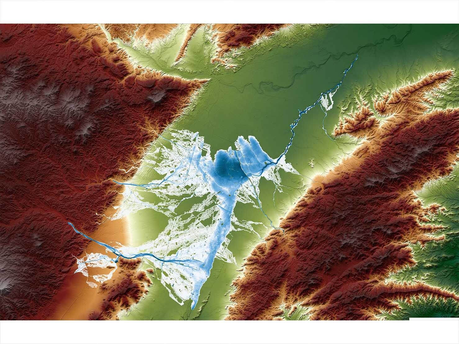 Mapa topográfico de un delta fluvial, que muestra las diferentes elevaciones en tonos marrones, verdes y azules.