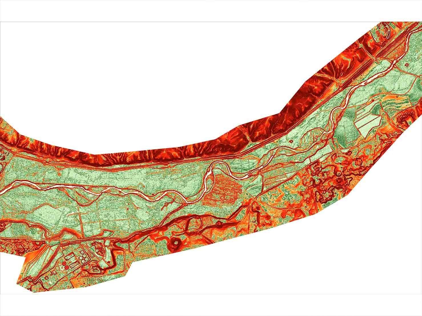Mapa que representa un río y el paisaje circundante, con variaciones de color rojo y verde que indican la elevación u otros datos.