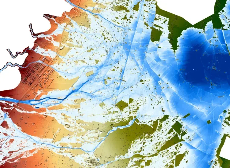 Mapa topográfico que muestra una región costera con elevaciones variables representadas por colores, indicando el riesgo de inundaciones y los sistemas fluviales.