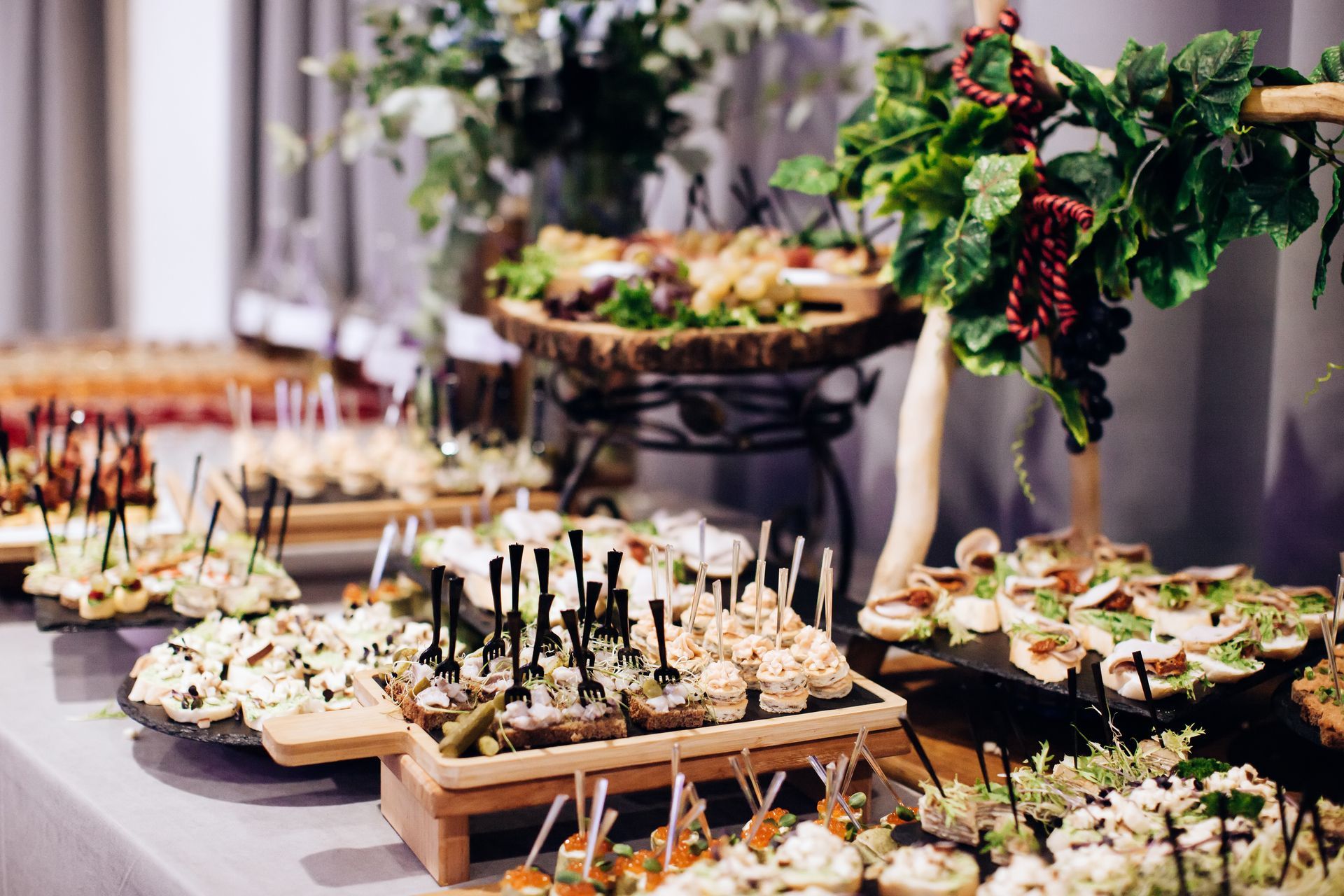 Buffet pour un évènement avec différents amuse-bouches.