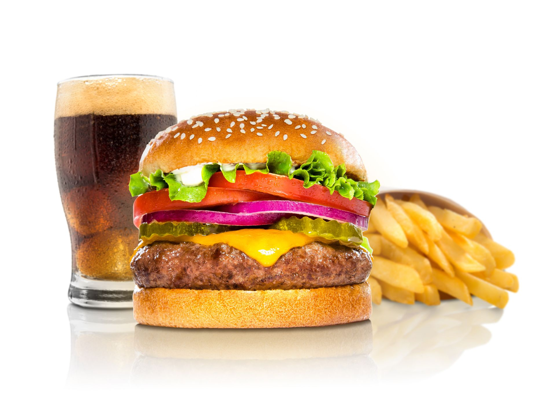 Un cheeseburger avec laitue, tomate et oignon, servi avec un verre de soda foncé et une portion de frites.
