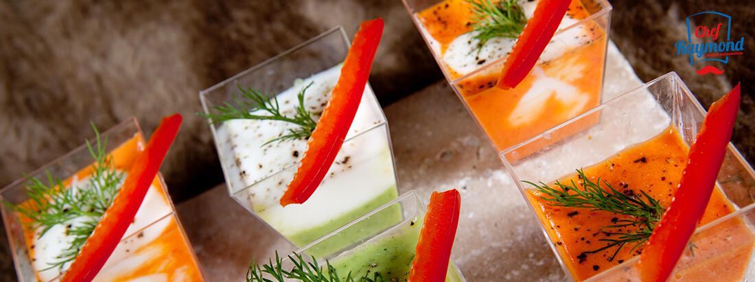 Une composition d'aliments frais comprenant du saumon, de l'avocat, du fromage, des épices, des légumes et des céréales.