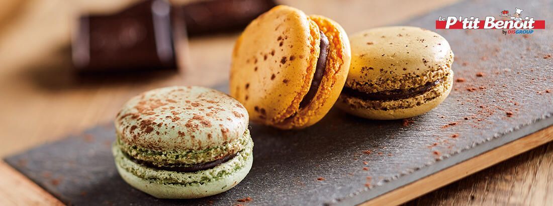 Gros plan sur trois macarons