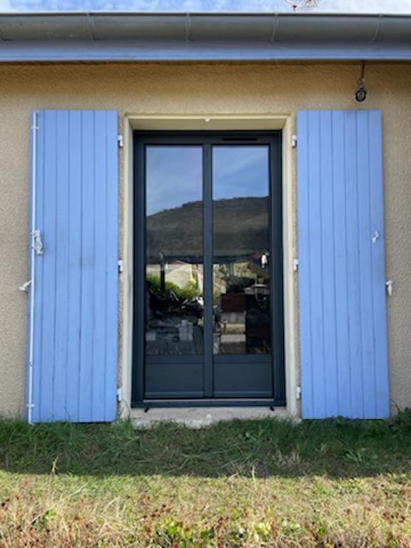 Porte-fenêtre volets battants PVC bleu