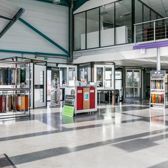 Showroom, échantillons de fenêtres et toiles de store