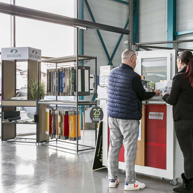 Showroom, client choisissant un style de fenêtres