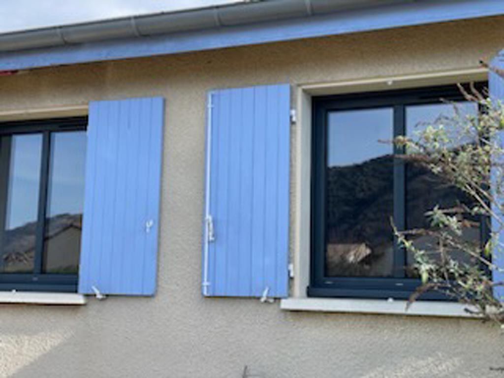 Volets battants PVC bleu