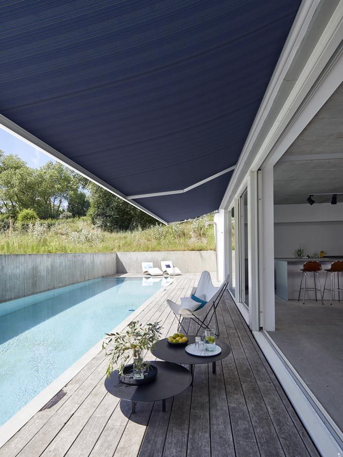 Store ectérieur sur terrasse bois