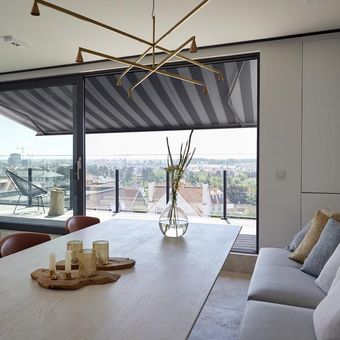 Salon, vue intérieure, grande baie vitrée avec store ouvert