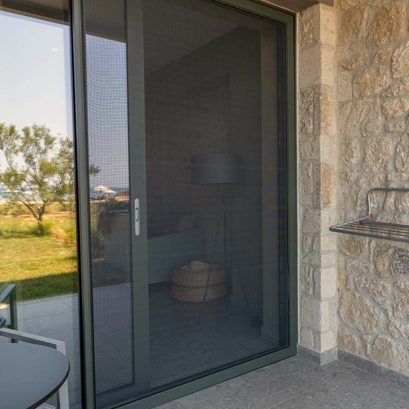Moustiquaire sur porte coulissante ouverte