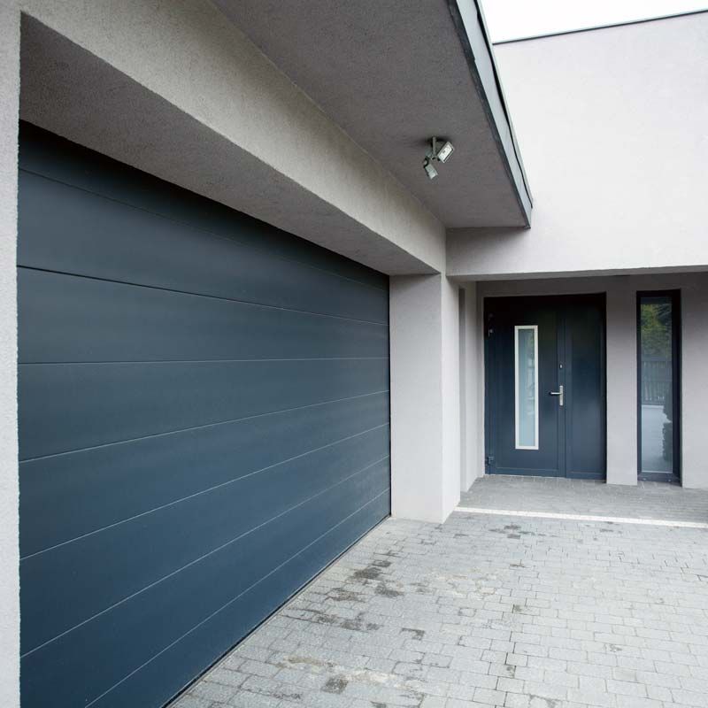 Porte de garage et porte d'entrée maison moderne