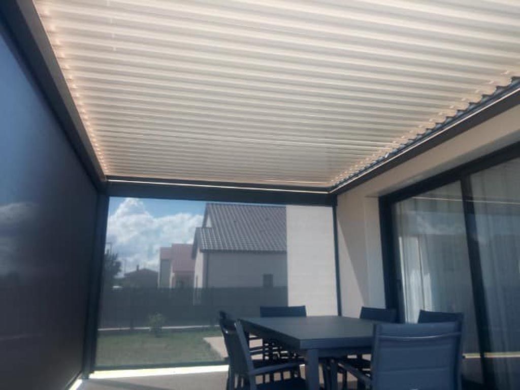Pergola fermée sur table de jardin