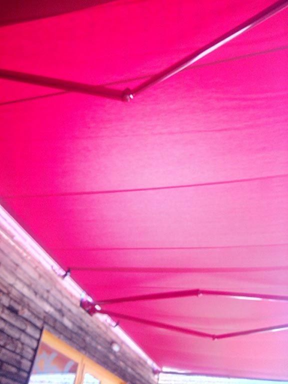 Toile tendue colorée en extérieur