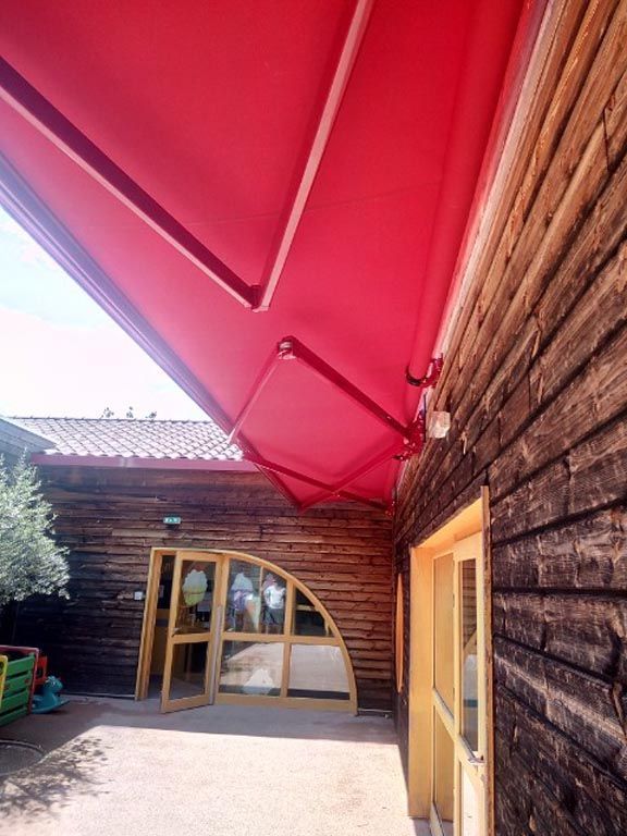 Entrée en bois avec protection solaire