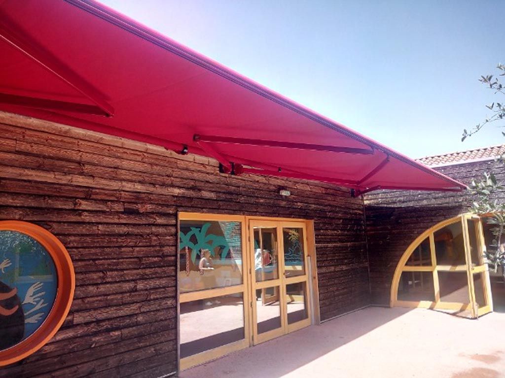 Détail architectural sous store rouge