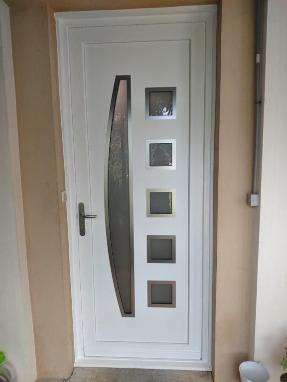 Porte d'entrée moderne blanche