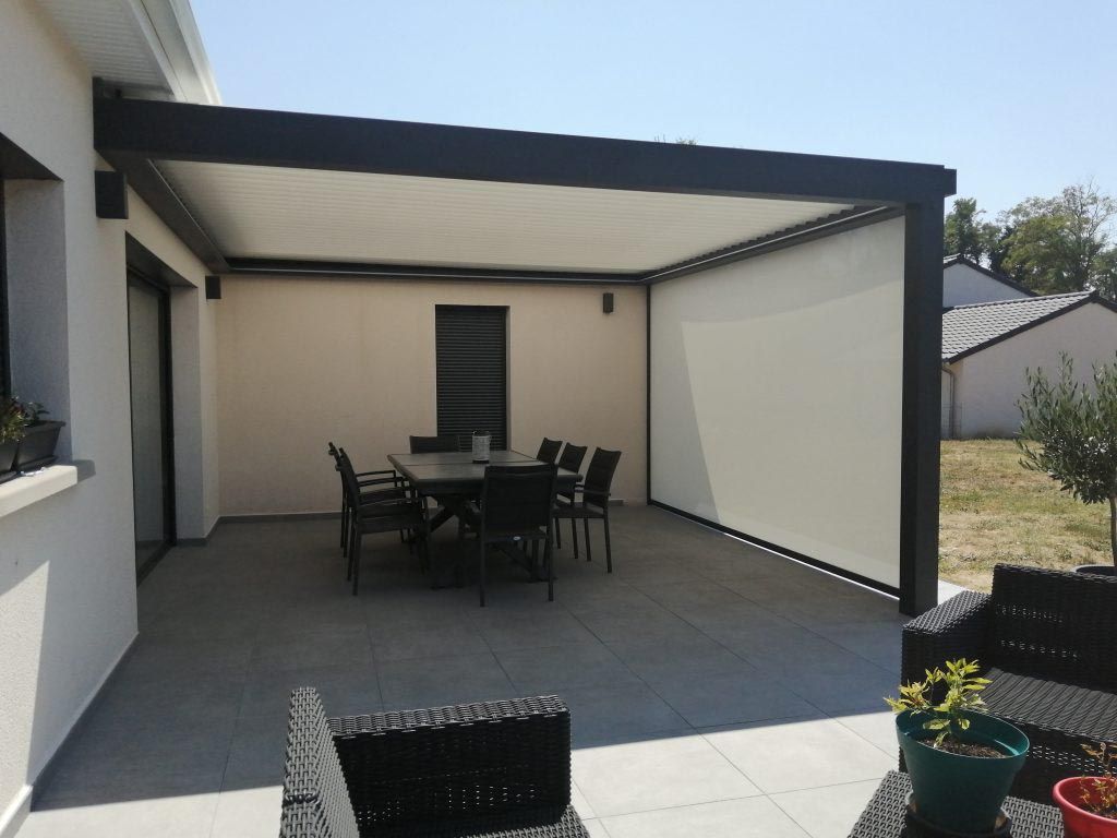 Pergola bioclimatique et store