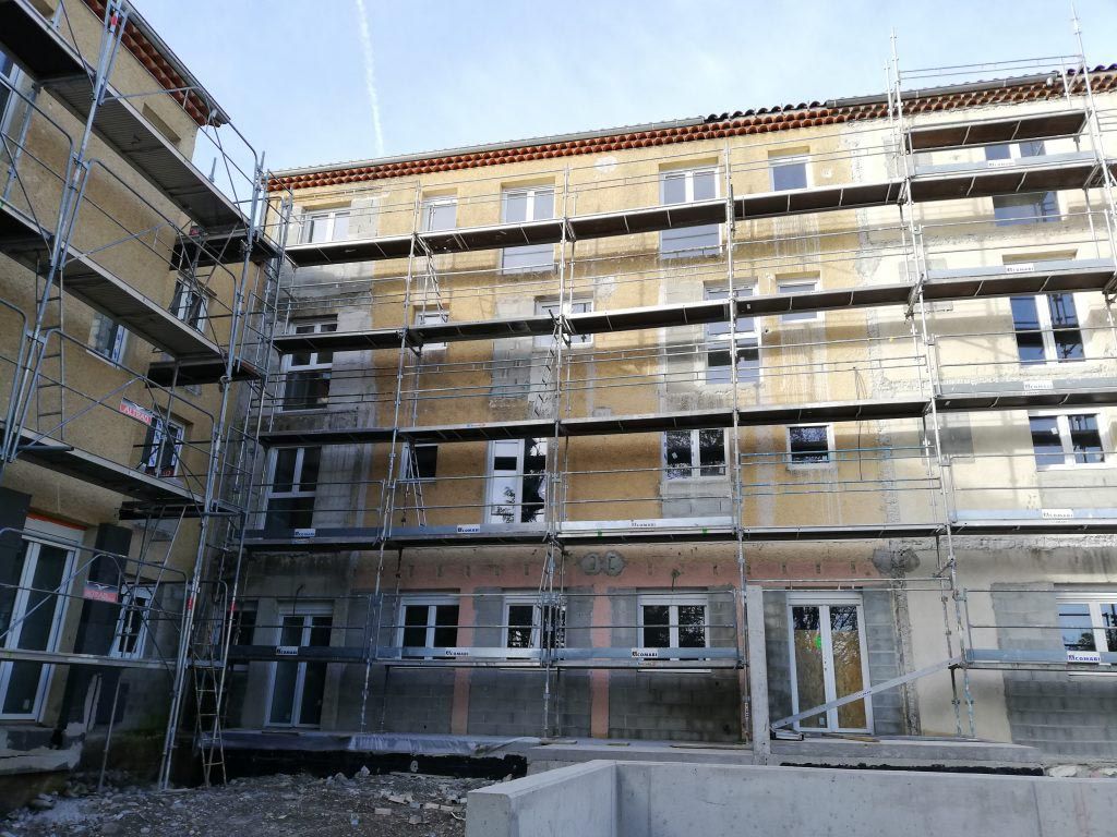 Immeuble collectif avec façades blanches