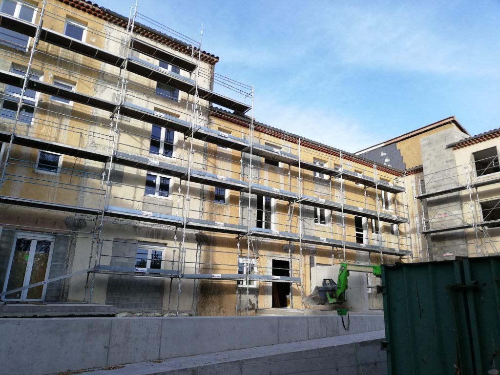 Terrain préparé pour aménagement extérieur