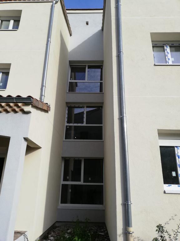 Façade avec multiples ouvertures vitrées