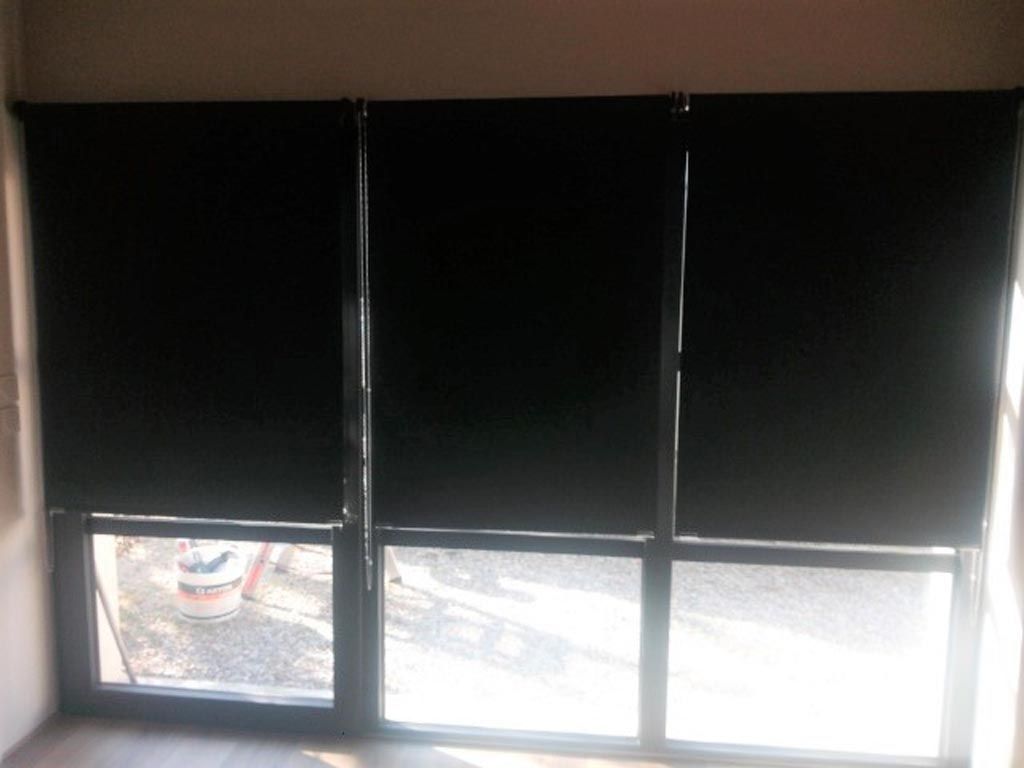 Trois stores intérieurs demi-ouverts, salon