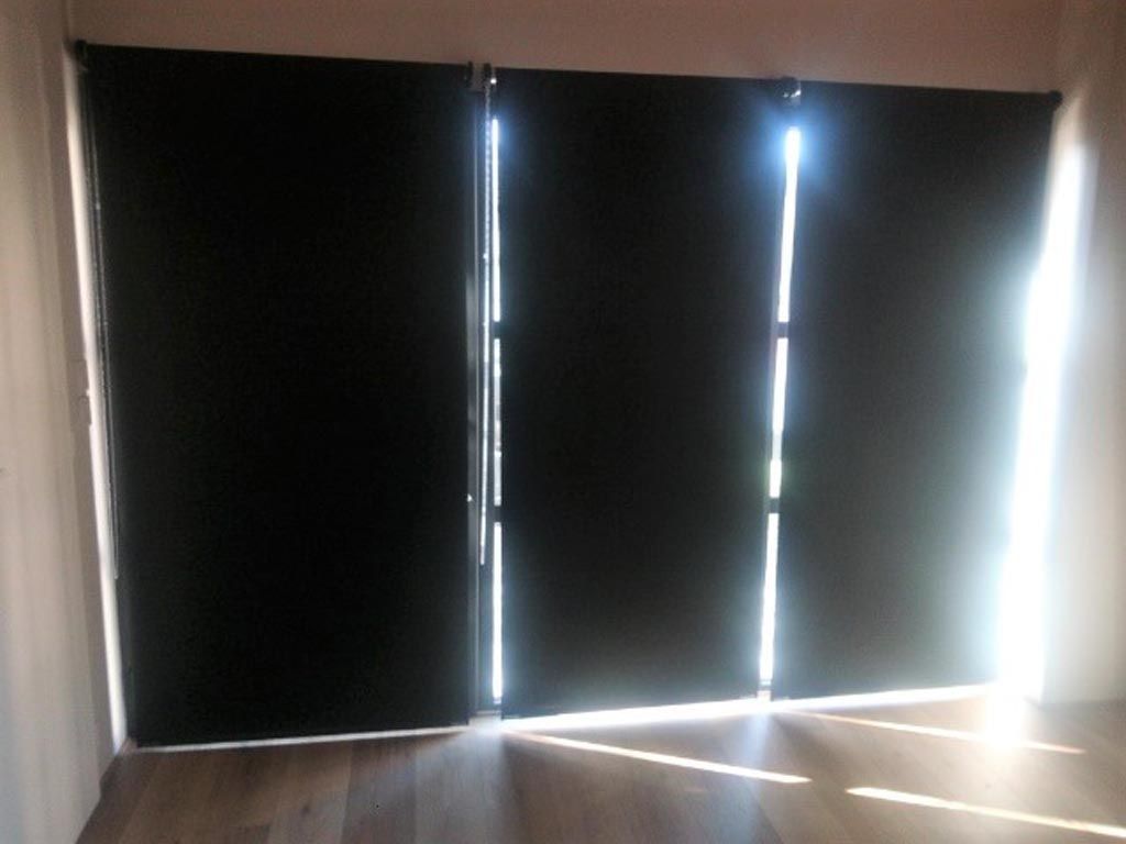 Trois stores intérieurs fermés, salon