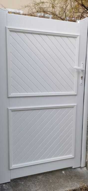 Porte de garage blanche à rainures