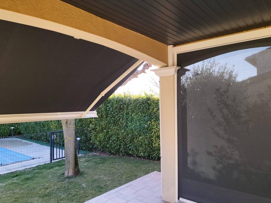 Store extérieur marron