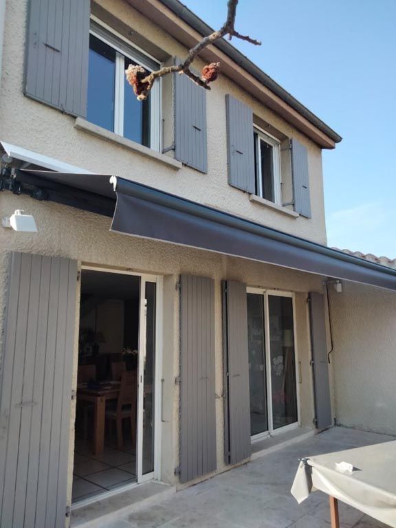 Store extérieur fermé sur deux portes-fenêtres