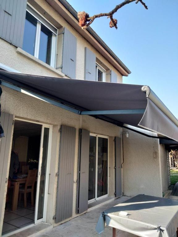 Store extérieur ouvert sur deux portes-fenêtres