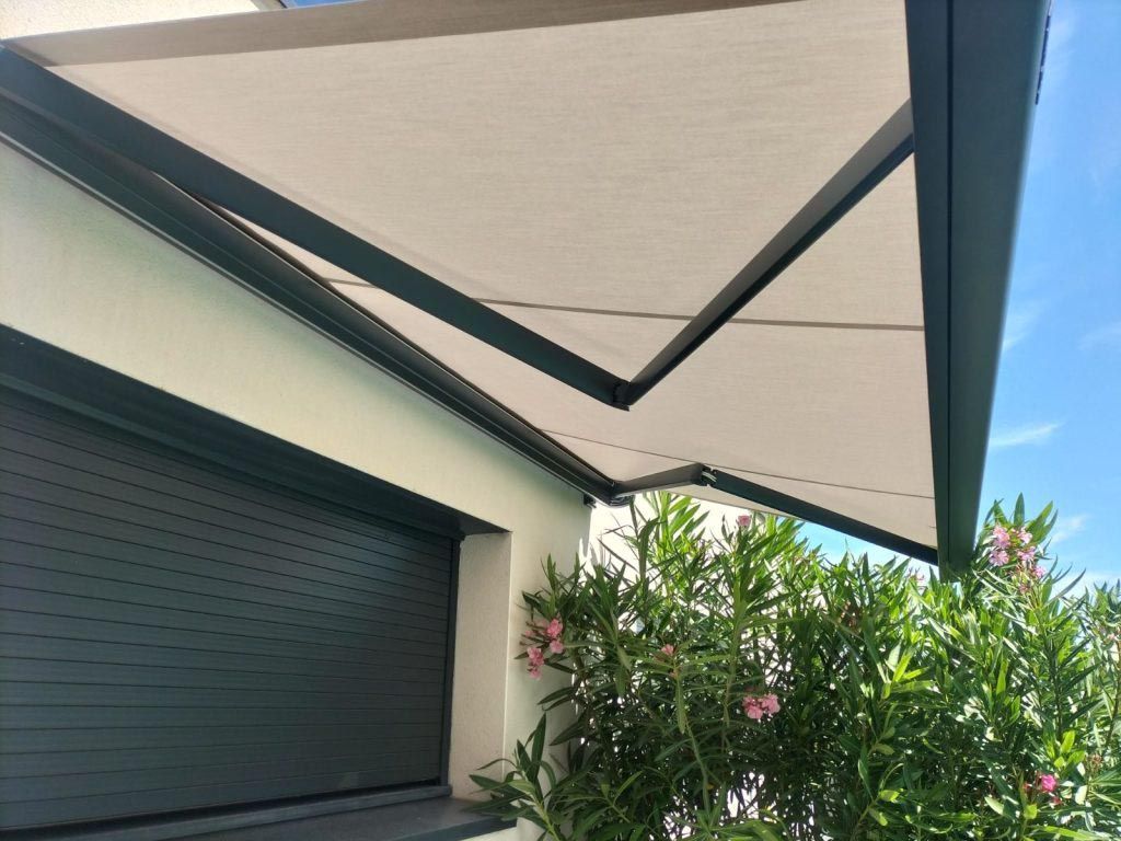 Store extérieur déplié