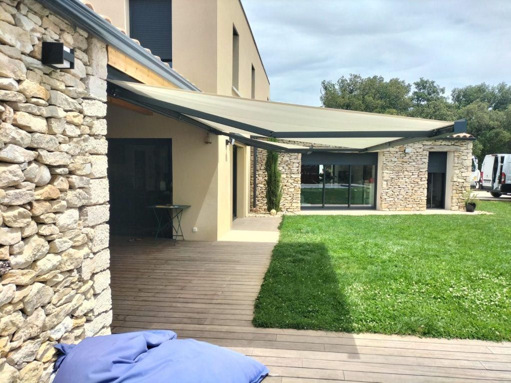 Store extérieur sur terrasse bois et pelouse