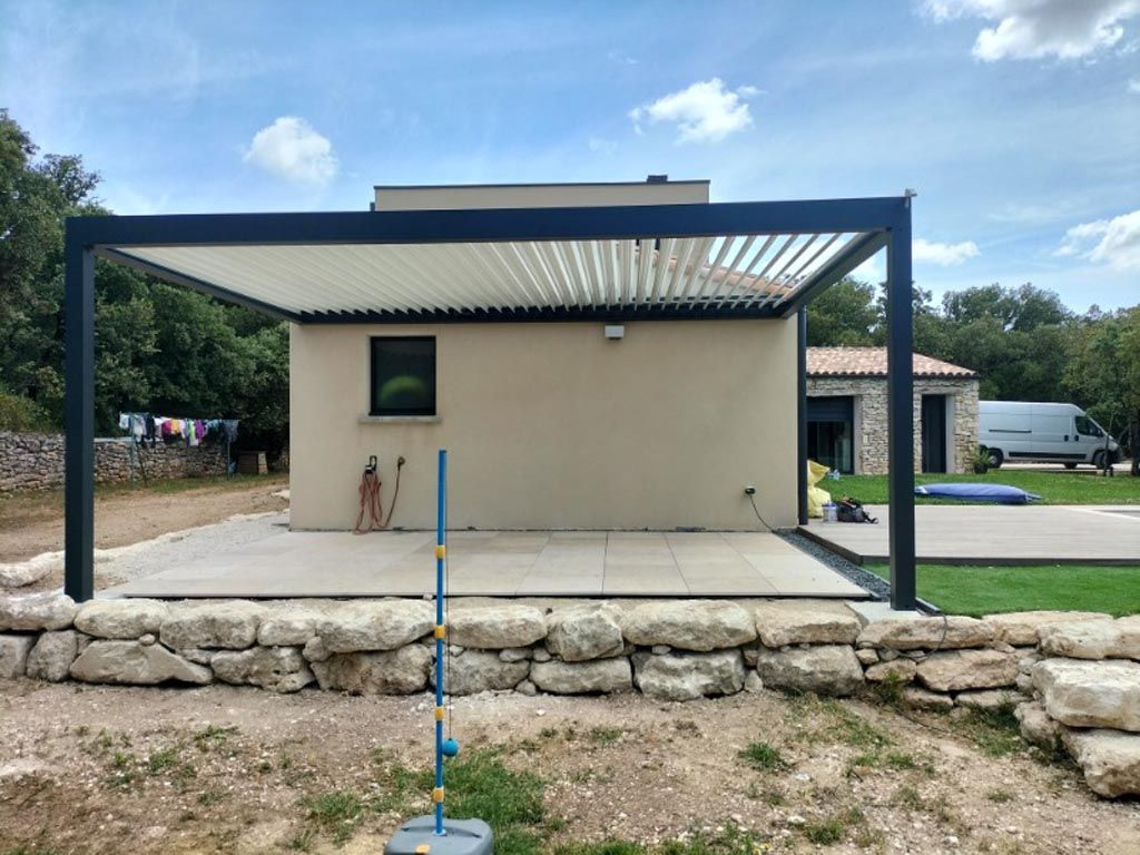 Pergola sur grande terrasse, vue de face
