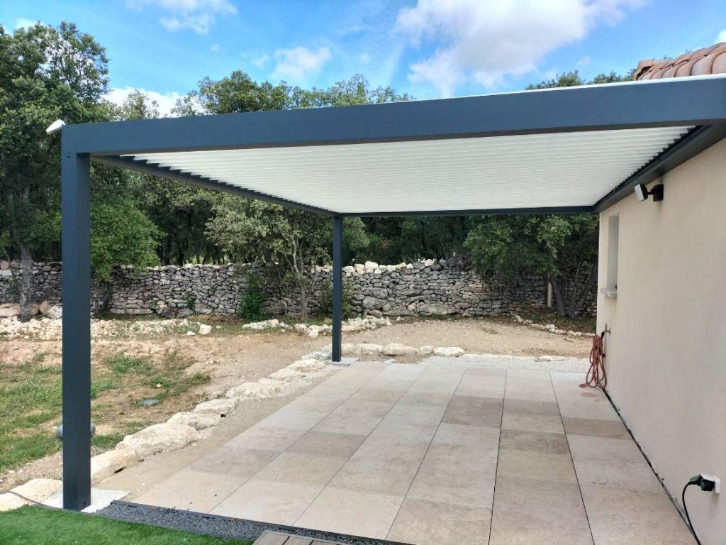 Pergola sur grande terrasse, vue latérale