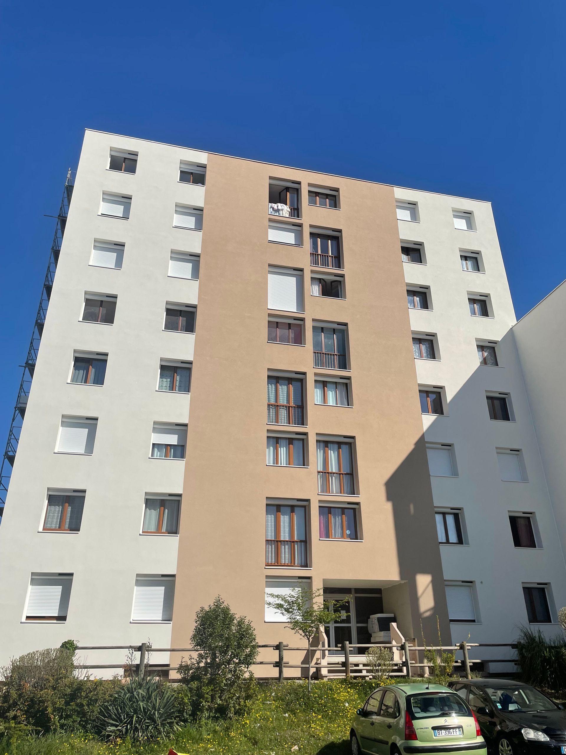 Façade d'un immeuble avec des fenêtres