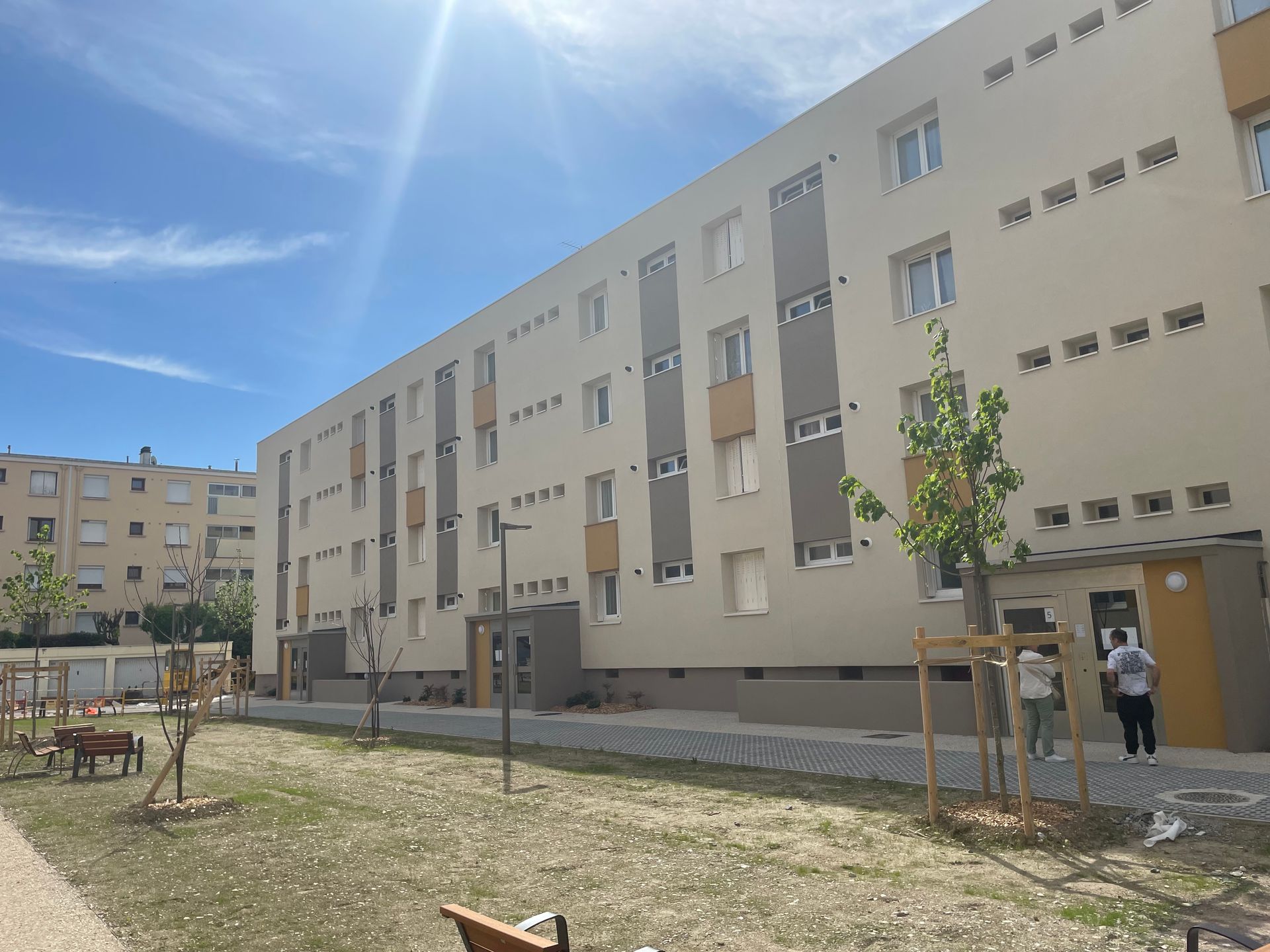 Grand immeuble avec espace vert