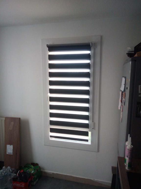 Store intérieur fenêtre cuisine